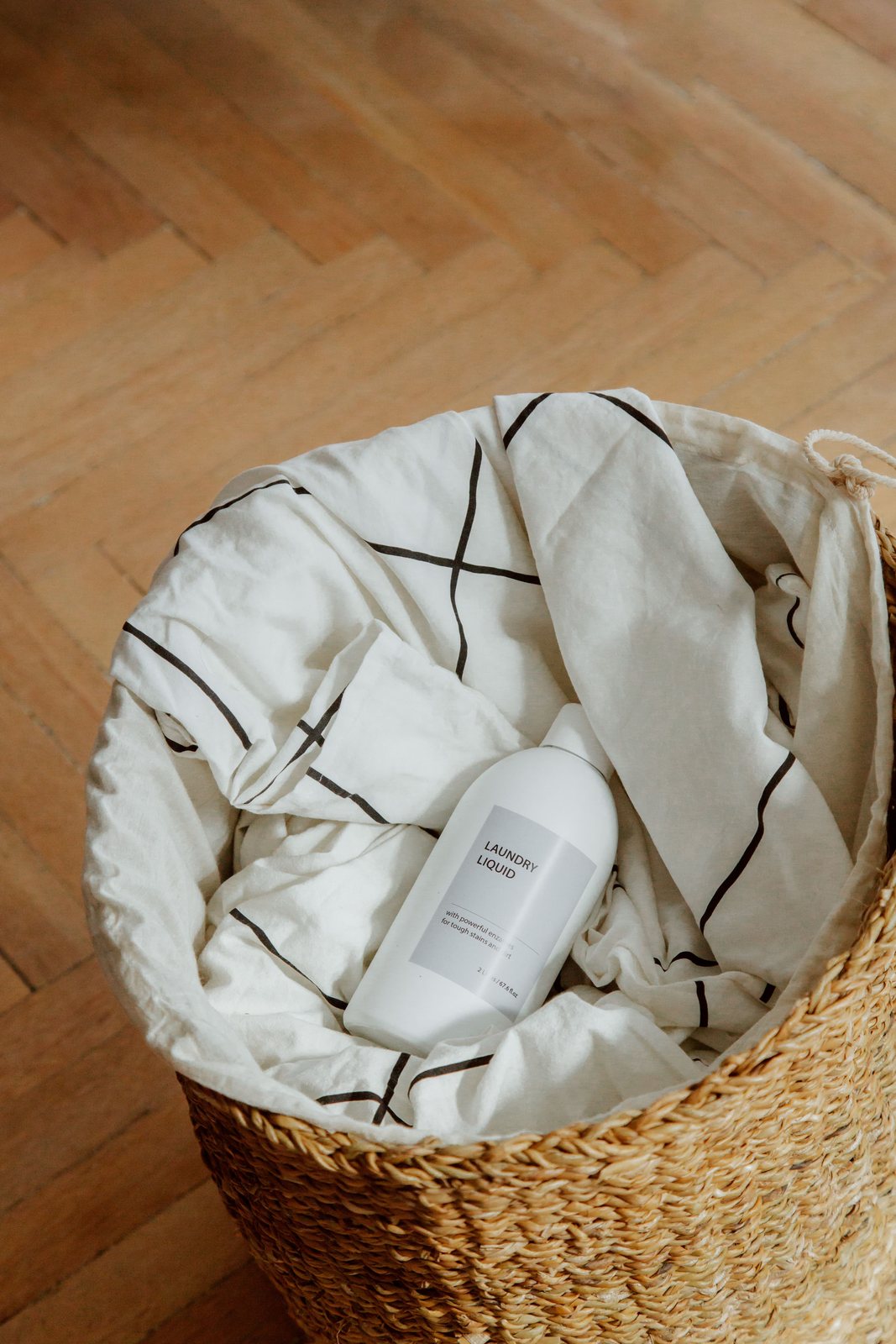 Cesta con producto de limpieza y textiles organizados