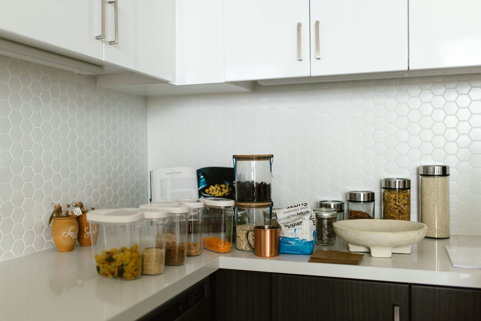 Cocina con contenedores y frascos organizados